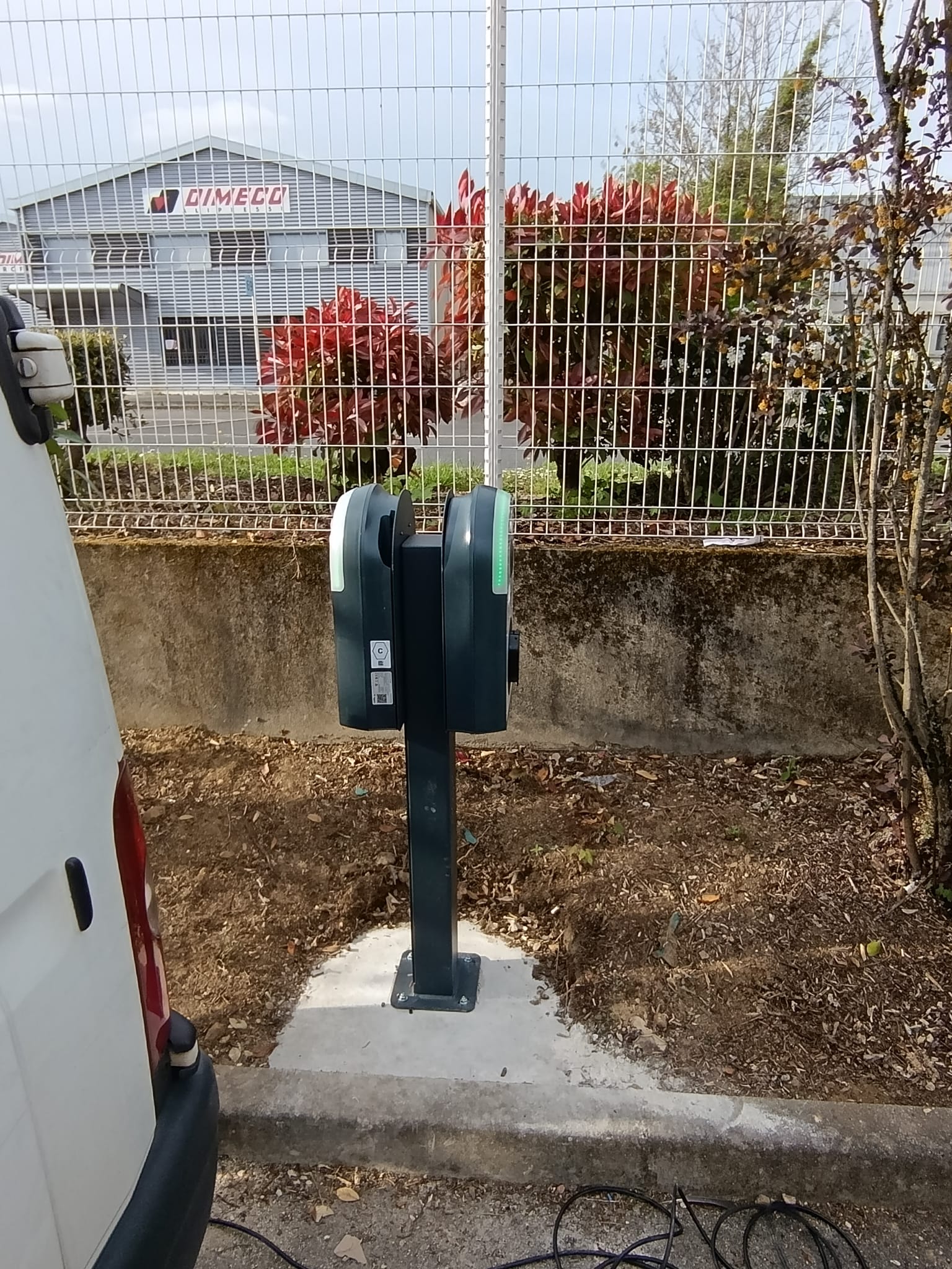 Parking privé entreprise — bipod 2 bornes 22 kW