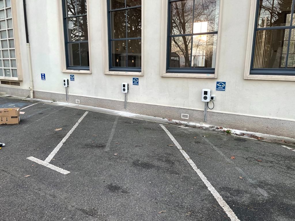 Établissement public — 3 bornes Alfen AC 22 kW